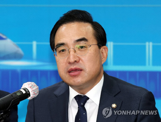 박홍근 더불어민주당 원내대표가 11일 오전 인천시 남동구 더불어민주당 인천시당에서 열린 최고위원회의에서 발언하고 있다. <연합뉴스>